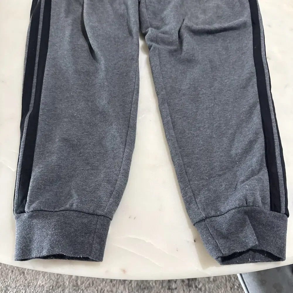 adidas men Essentials 3-Stripes Fleece Pants Size XL Dark Grey Black